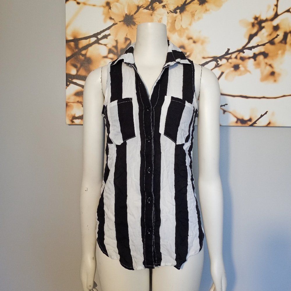 Wet Seal sleeveless blouse